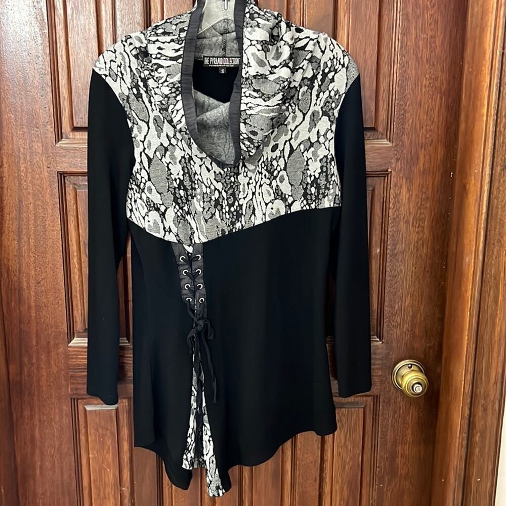 The Pyramid Collection Black Tunic Top Women's Small